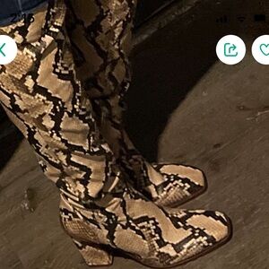 Vince Camuto Snake skin